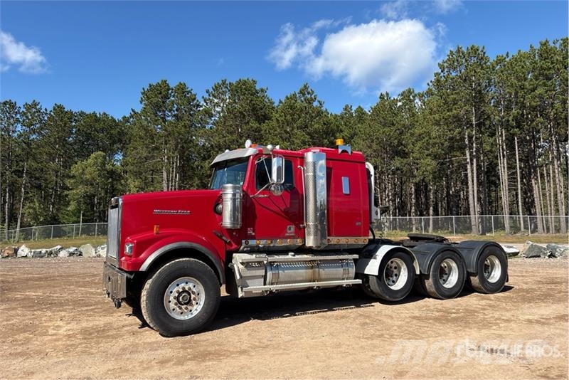 Western Star 4900FA 8x4 Tri/A Sleeper Truck Tractor Sadulveokid