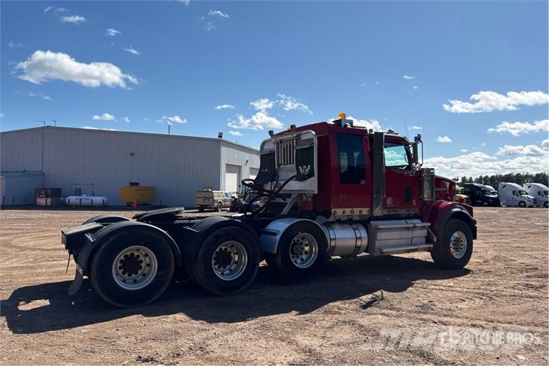 Western Star 4900FA 8x4 Tri/A Sleeper Truck Tractor Sadulveokid