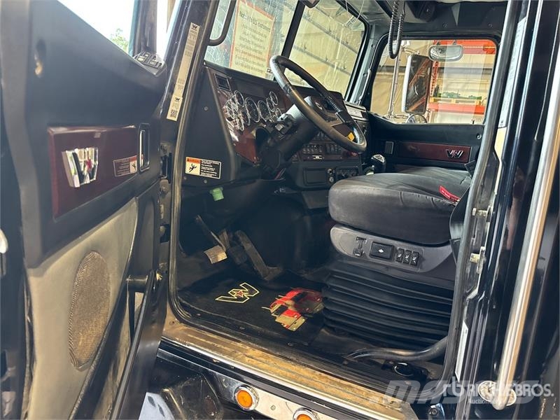 Western Star Stone Slinger Ultra 20 on  Western Star 4800TS 8x4 ماكينات الحصاة والخرسانة