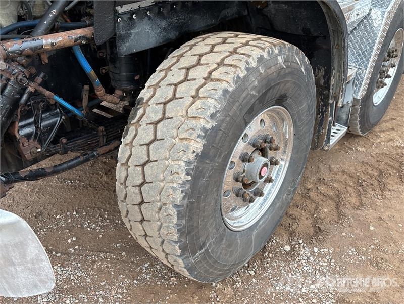 Western Star Stone Slinger Ultra 20 on  Western Star 4800TS 8x4 ماكينات الحصاة والخرسانة