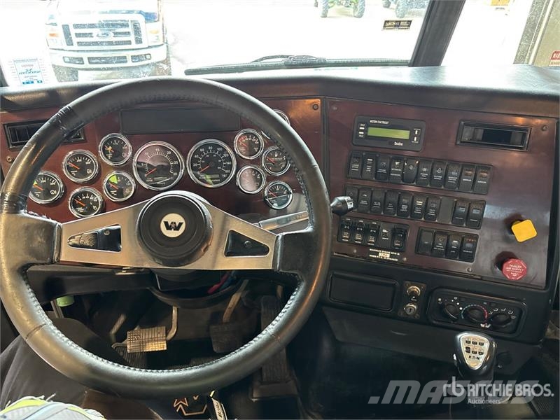 Western Star Stone Slinger Ultra 20 on  Western Star 4800TS 8x4 ماكينات الحصاة والخرسانة