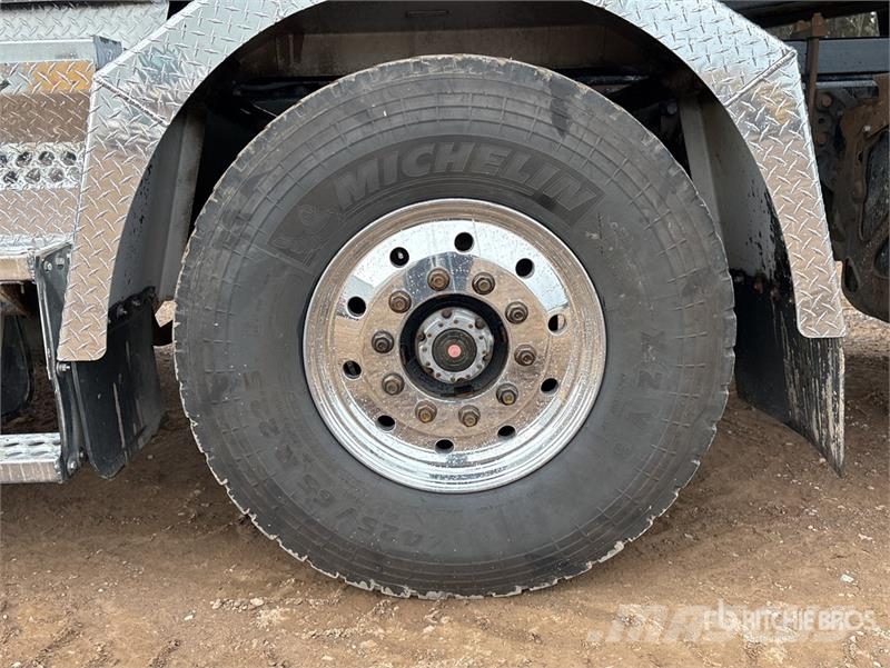 Western Star Stone Slinger Ultra 20 on  Western Star 4800TS 8x4 Betonikivikoneet