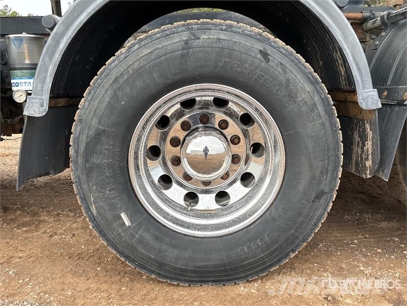 Western Star Stone Slinger Ultra 20 on  Western Star 4800TS 8x4 ماكينات الحصاة والخرسانة
