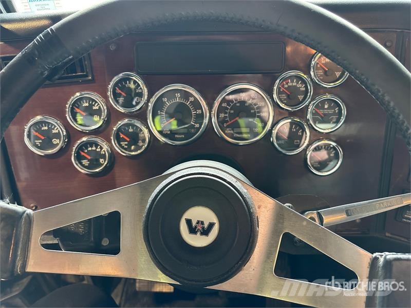Western Star Stone Slinger Ultra 20 on  Western Star 4800TS 8x4 ماكينات الحصاة والخرسانة