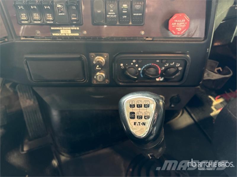 Western Star Stone Slinger Ultra 20 on  Western Star 4800TS 8x4 ماكينات الحصاة والخرسانة