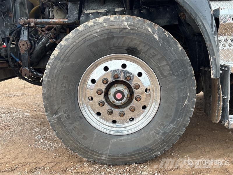 Western Star Stone Slinger Ultra 20 on  Western Star 4800TS 8x4 ماكينات الحصاة والخرسانة
