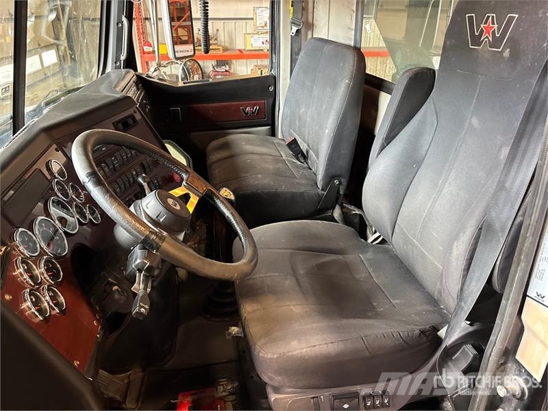 Western Star Stone Slinger Ultra 20 on  Western Star 4800TS 8x4 ماكينات الحصاة والخرسانة