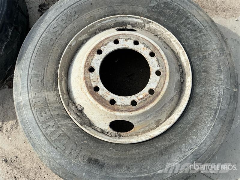  (1) 11R22.5,  255/70R17 Tires Gume, kolesa in platišča