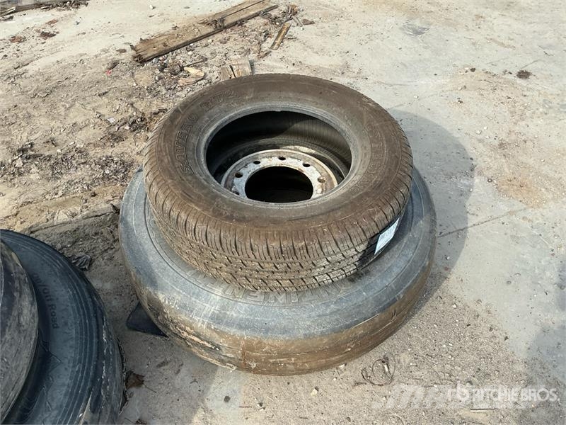  (1) 11R22.5,  255/70R17 Tires Gume, kolesa in platišča