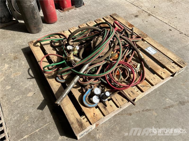  1/4 in Acetylene Lines, Assorted Valves. Straps Andere Zubehörteile