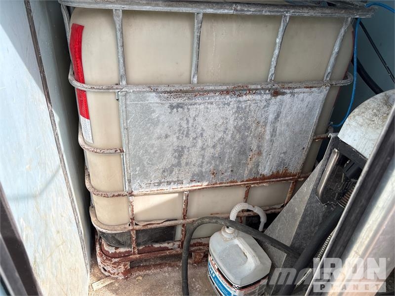  1040 L Skid Mounted Poly DEF insulated def tank an Polttoaine- ja lisäainesäiliöt