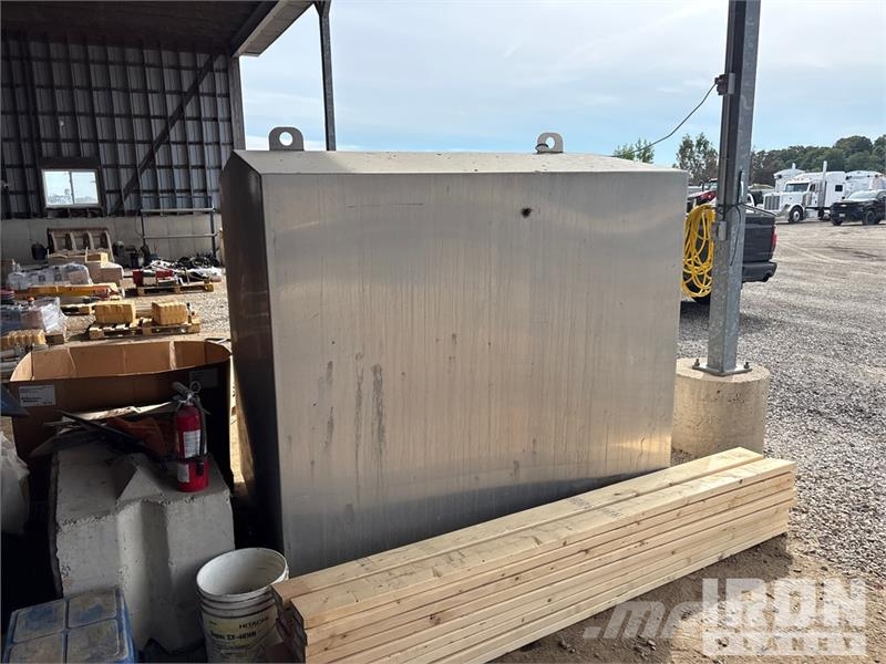  1040 L Skid Mounted Poly DEF insulated def tank an Polttoaine- ja lisäainesäiliöt
