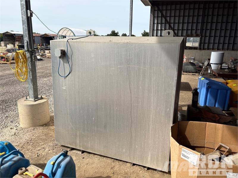  1040 L Skid Mounted Poly DEF insulated def tank an Polttoaine- ja lisäainesäiliöt