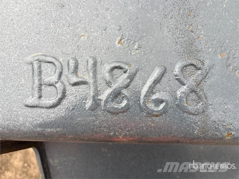  106 in Cleanup Wheel Loader Bucket - Fits Komatsu  دلاء