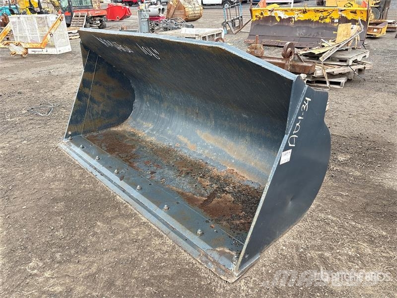  106 in Cleanup Wheel Loader Bucket - Fits Komatsu  دلاء