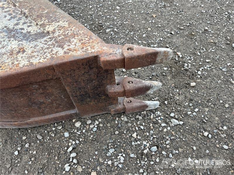  13 in Backhoe Loader Bucket دلاء