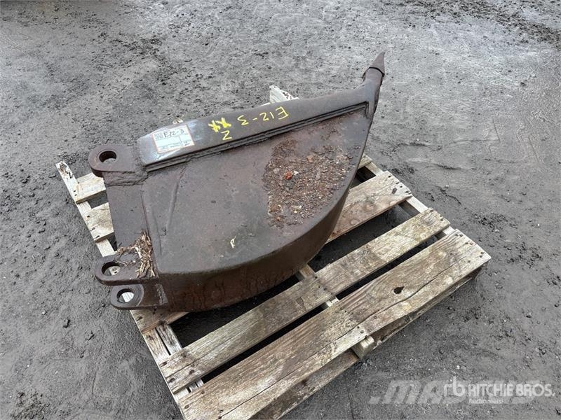  13 in Backhoe Rear Bucket دلاء