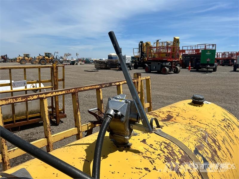  1360 L Fuel Tank Fuel and additive tanks
