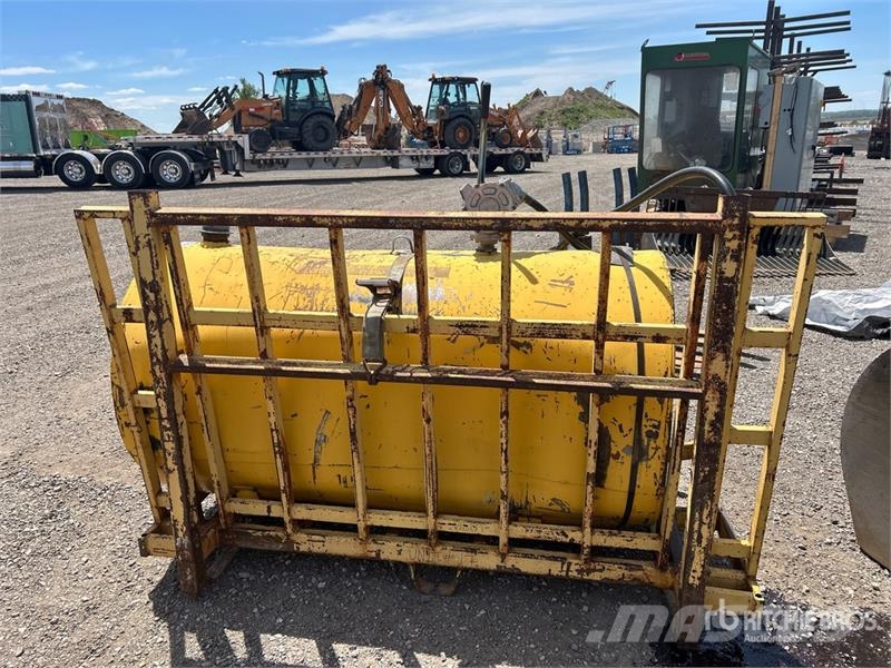  1360 L Fuel Tank Fuel and additive tanks