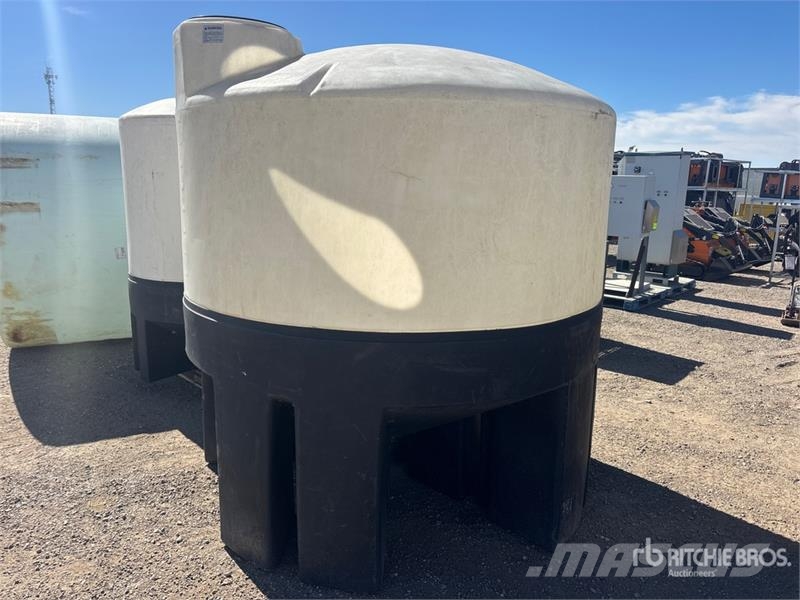 1600 gal Poly Tank Brændstof- og tilsætningstank.