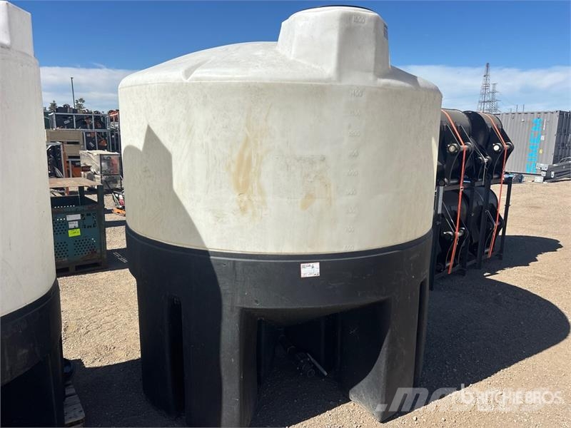  1600 gal Poly Tank Brændstof- og tilsætningstank.