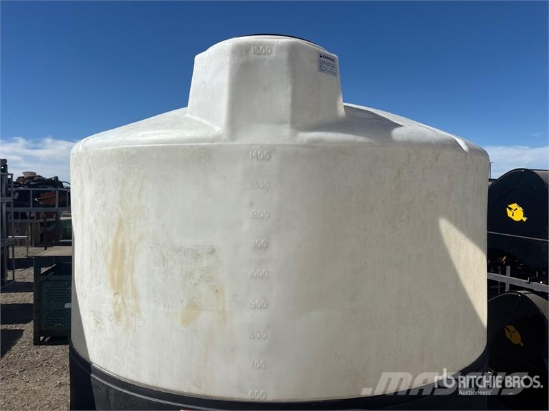  1600 gal Poly Tank Brændstof- og tilsætningstank.