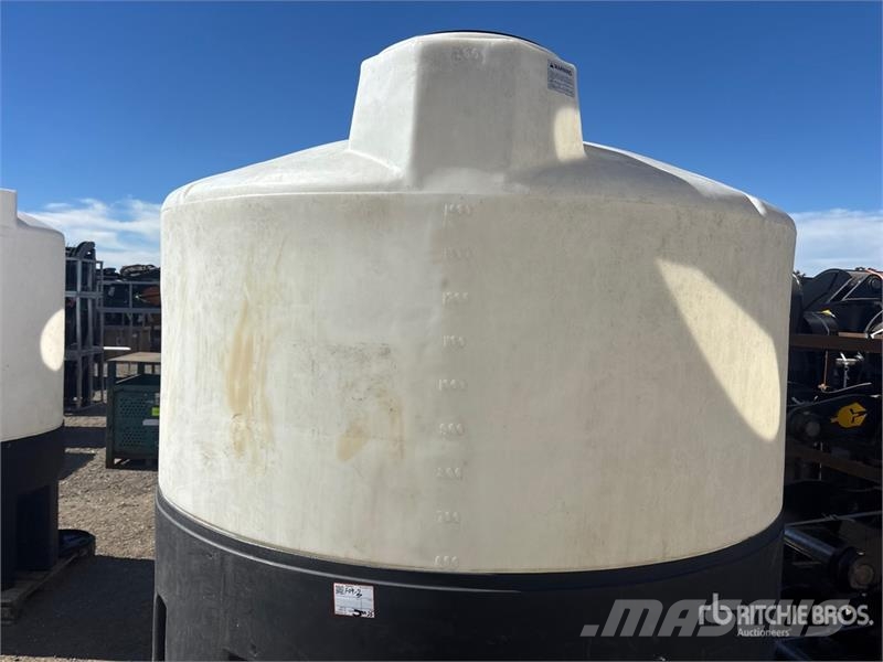  1600 gal Poly Tank Brændstof- og tilsætningstank.