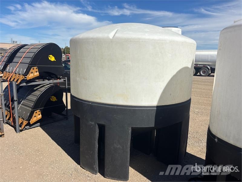  1600 gal Poly Tank Brændstof- og tilsætningstank.