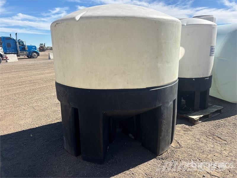  1600 gal Poly Tank Brændstof- og tilsætningstank.