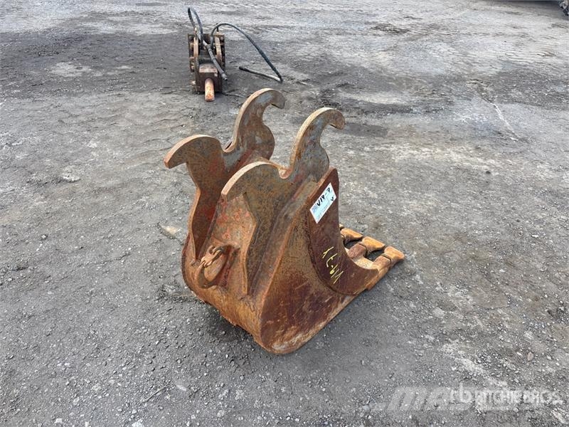 18 in Q/C Digging Excavator Bucket - Fits Kubota K 挖斗