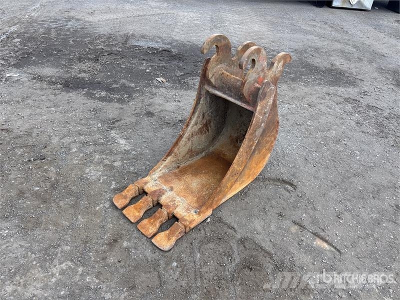  18 in Q/C Digging Excavator Bucket - Fits Kubota K 挖斗