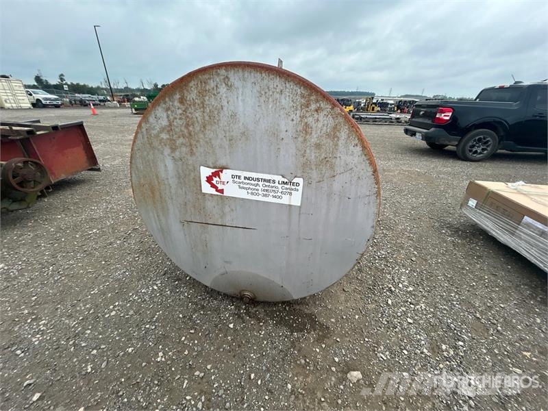 2270 L Diesel Fuel Tank Polttoaine- ja lisäainesäiliöt