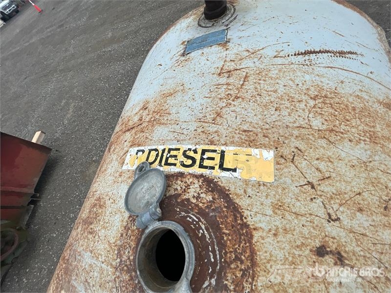 2270 L Diesel Fuel Tank Polttoaine- ja lisäainesäiliöt
