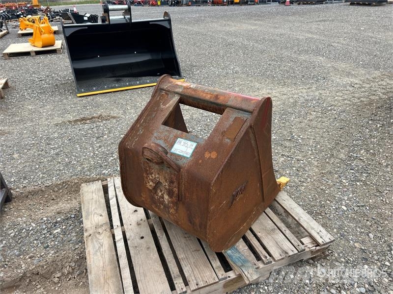23 in Digging Bucket Godet