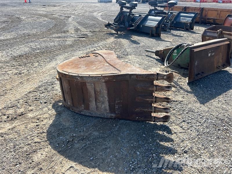 24 in Backhoe Rear Bucket Godet