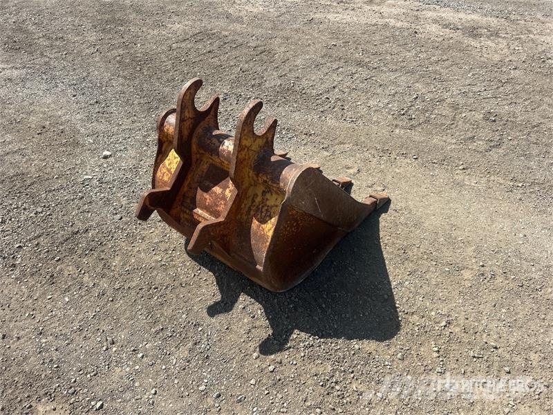 24 in Q/C Digging Excavator Bucket - Fits John Dee Godet