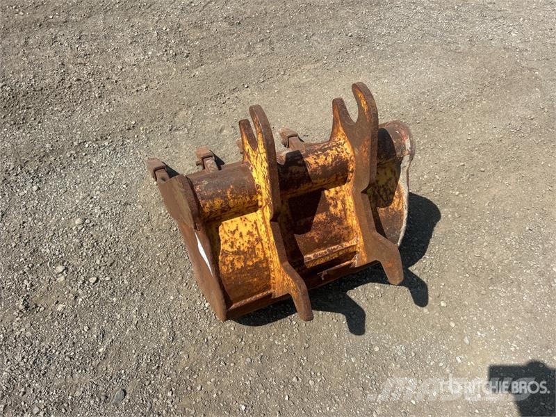 24 in Q/C Digging Excavator Bucket - Fits John Dee Godet