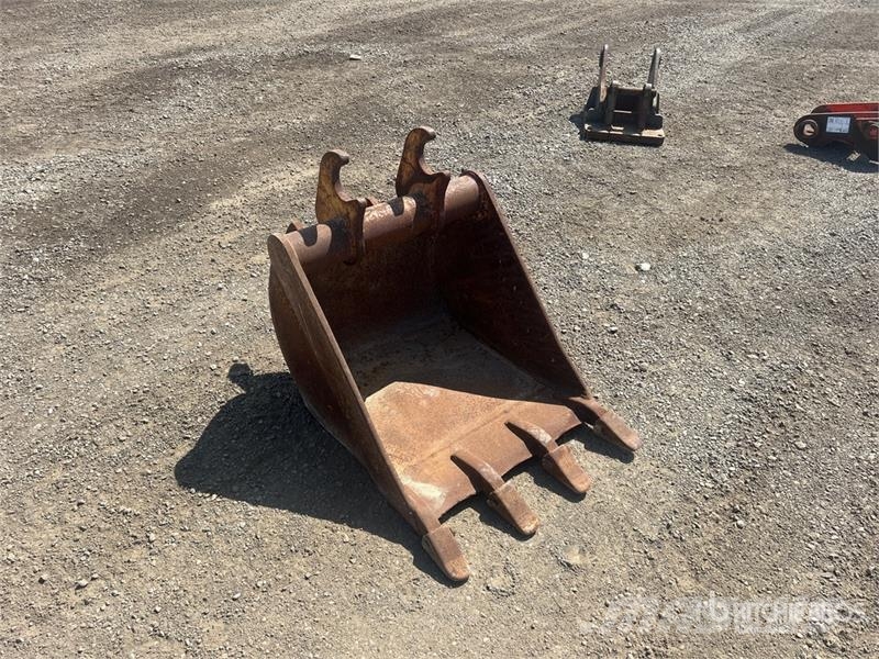 24 in Q/C Digging Excavator Bucket - Fits John Dee Godet