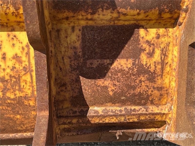 24 in Q/C Digging Excavator Bucket - Fits John Dee Godet