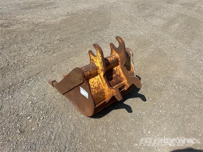 24 in Q/C Digging Excavator Bucket - Fits John Dee Godet