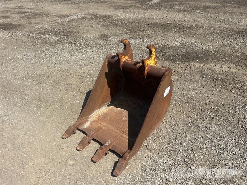 24 in Q/C Digging Excavator Bucket - Fits John Dee Godet
