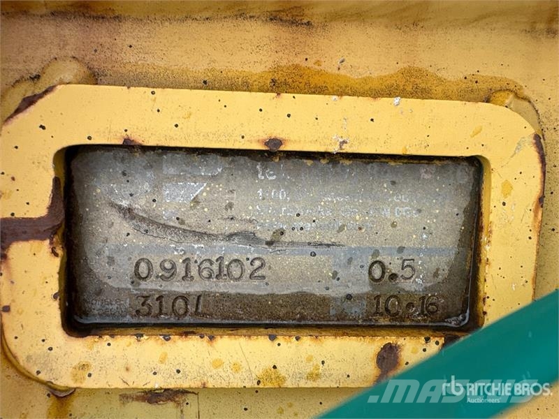  42 in 0.5 cyd Q/C Cleanup Bucket - Fits John Deere 挖斗