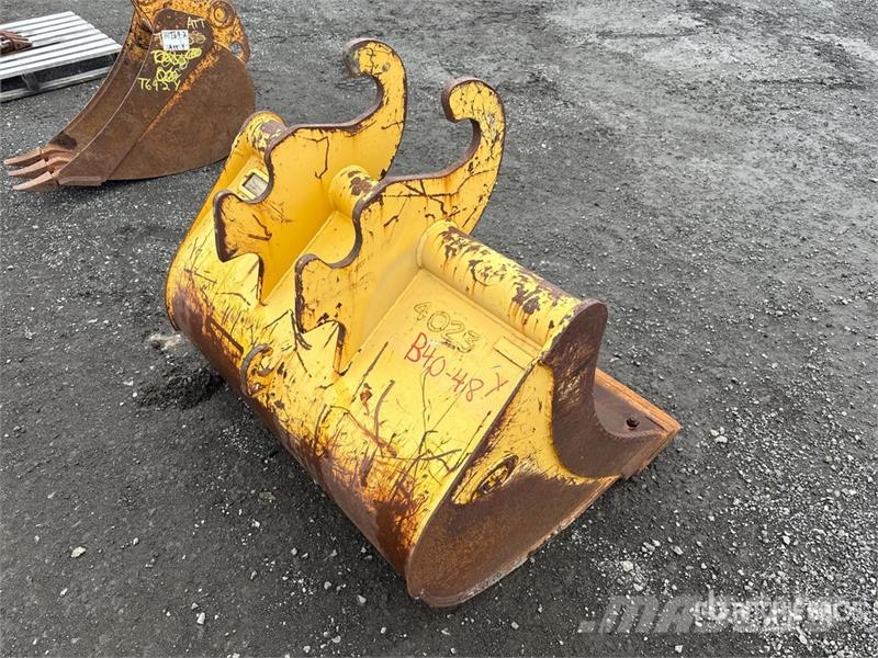  42 in 0.5 cyd Q/C Cleanup Bucket - Fits John Deere 挖斗