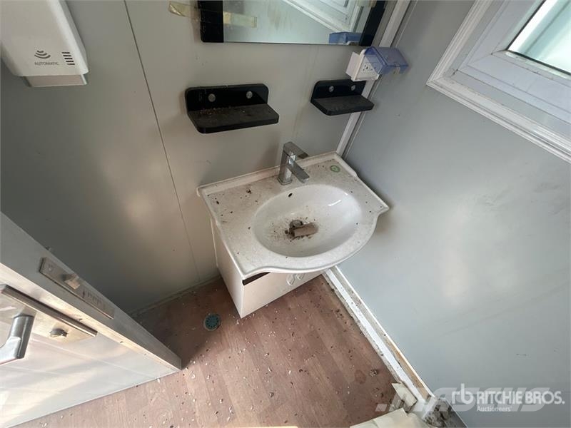 7 ft 5 in x 6 ft in Portable Toilet Drugi deli
