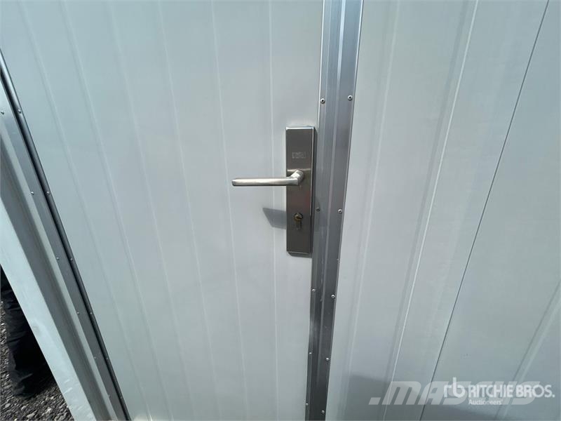 7 ft 5 in x 6 ft in Portable Toilet Drugi deli