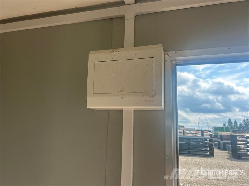 7 ft 5 in x 6 ft in Portable Toilet Drugi deli
