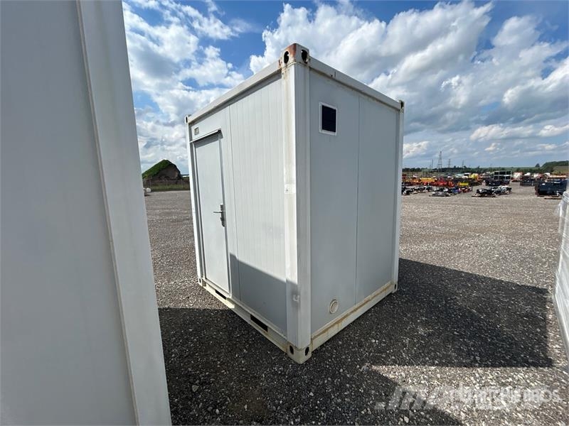 7 ft 5 in x 6 ft in Portable Toilet Drugi deli