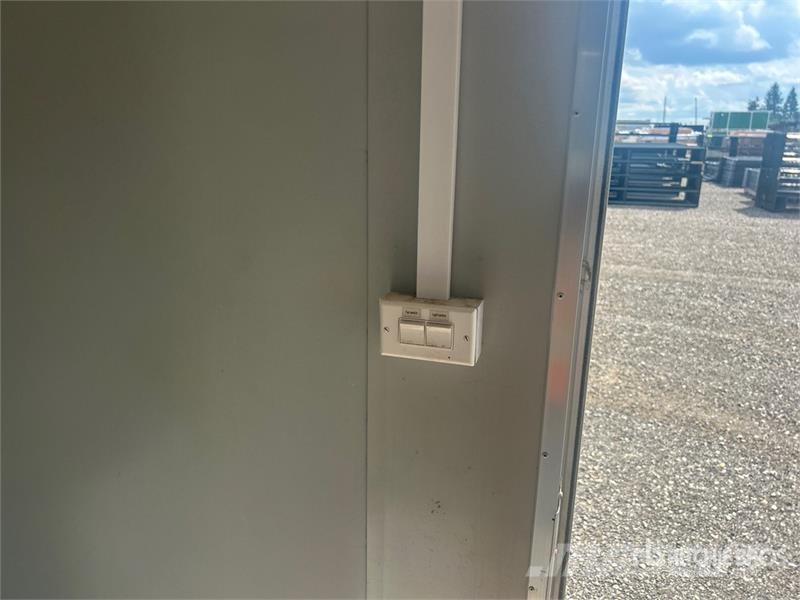 7 ft 5 in x 6 ft in Portable Toilet Drugi deli