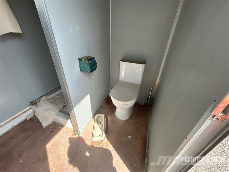 7 ft 5 in x 6 ft in Portable Toilet Drugi deli