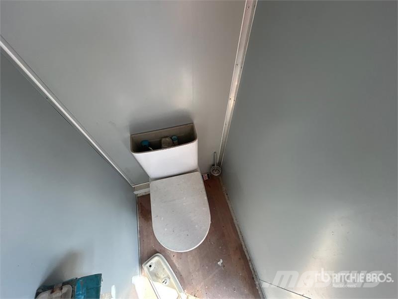 7 ft 5 in x 6 ft in Portable Toilet Drugi deli